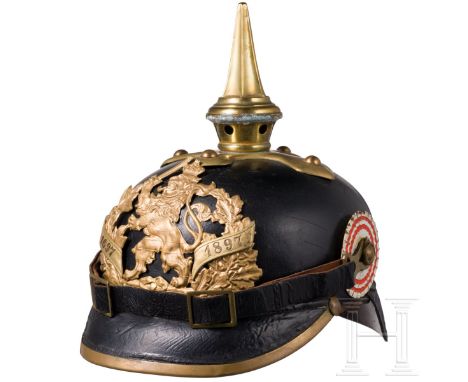 Helm für Mannschaften im 3. Großherzoglich-Hessischen Infanterie-Leibregiment Nr. 117, um 1900  Schwarz lackierte Lederglocke