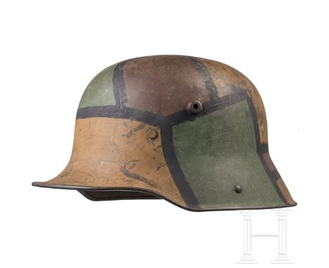 Stahlhelm M 17 mit Tarnanstrich  Feldgrau lackierte Stahlglocke mit gebördeltem Rand und zwei Entlüftungsbolzen, innen am Ran