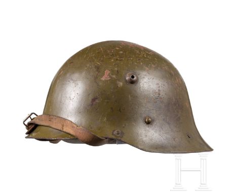 Stahlhelm M 36  Stahl, olivgrün lackiert (berieben, Rostspuren, kleine Dellen). Braunes Lederlaschenfutter (berieben), braune