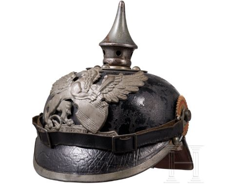 Helm M 1915 für Mannschaften der Linieninfanterie  Kammerstück. Schwarz lackierte Lederglocke (krakeliert, nachgeschwärzte Ab