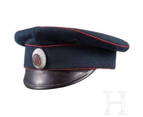 Schirmmütze für Offiziere des Heeres, Erster Weltkrieg  Deckel (etwas mottig) und Bund aus dunkelblauem Wolltuch, rote Vorstö
