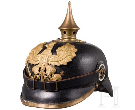 Helm für Mannschaften/Unteroffiziere der Infanterie, um 1910  Kammerstück, die schwarz lackierte Lederglocke (krakeliert) mit