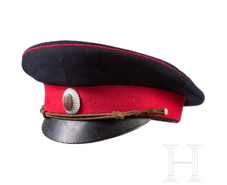 Schirmmütze für Generale des Heeres, Zweiter Weltkrieg  Deckel aus dunkelblauem Wolltuch mit rotem Vorstoß, roter Bund, Leder
