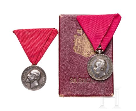 Zwei Medaillen "Für Verdienst"   Silberne Medaillen mit dem Portrait von Ferdinand I., am Dreiecksband. Frühere Medaille mit 