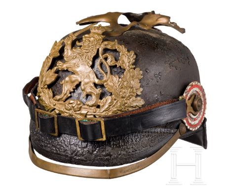 Helm für Mannschaften der hessischen Infanterie mit Kriegsschaden, um 1914  Schwarz lackierte Lederglocke (berieben, Lackober