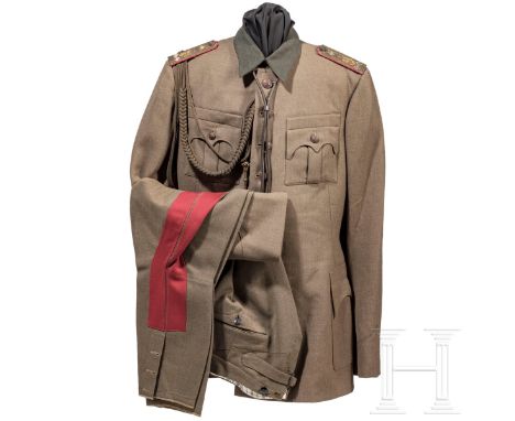 Feldgraue Uniform für einen General, Zweiter Weltkrieg  Feldbluse aus feinem feldgrauen Gabardinetuch, vier Taschen, Löwenknö