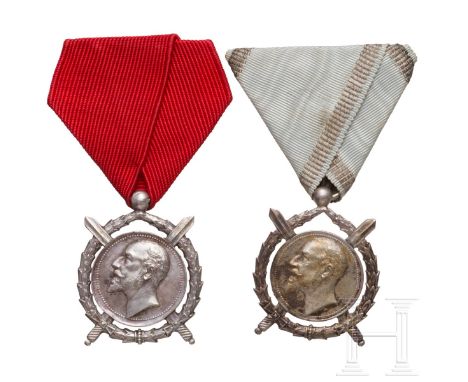 Zwei Verdienstorden Zar Ferdinands I. (1908 - 1918) am Dreiecksband  Silber, gekreuzte Schwerter und Portrait von Zar Ferdina