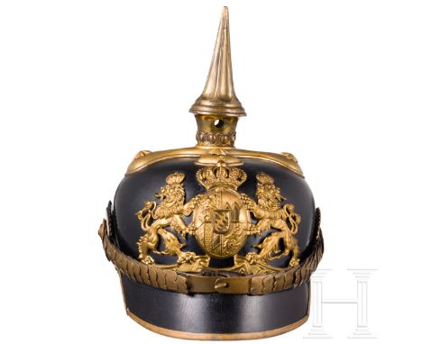 Helm M 1886 für Offiziere der Kavallerie, um 1900  Schwarz lackierte Lederglocke (krakeliert) mit eckigem Vorderschirm, Messi