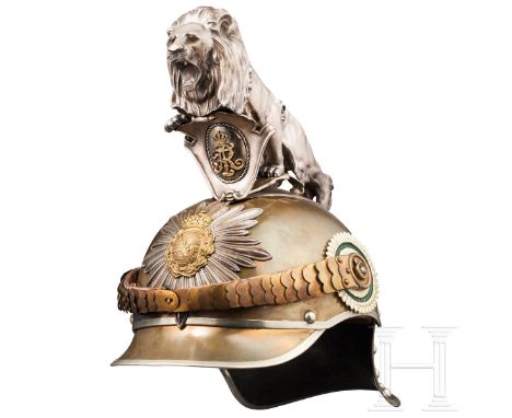 Helm für Mannschaften des Königlich Sächsischen Gardereiter-Regiments, nach 1907  Versilberter Löwe, Chiffrenschild "FAR", un