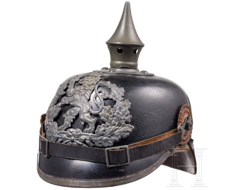 Helm M 1915 für Mannschaften der Linieninfanterie  Schwarz lackierte Lederglocke (krakeliert, nachgeschwärzte Abriebstellen) 