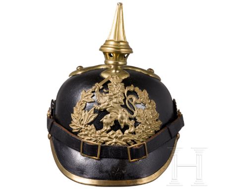 Helm für Mannschaften der hessischen Infanterie, um 1900  Schwarz lackierte Lederglocke mit vergoldeten Buntmetallbeschlägen 