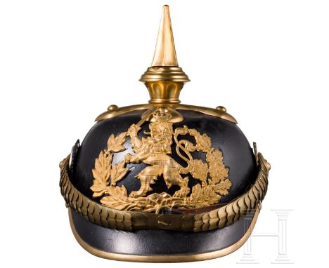 Helm für Offiziere der hessischen Armee, um 1900  Schwarz lackierte Lederglocke (kleine Druckstellen) mit rundem Vorderschirm