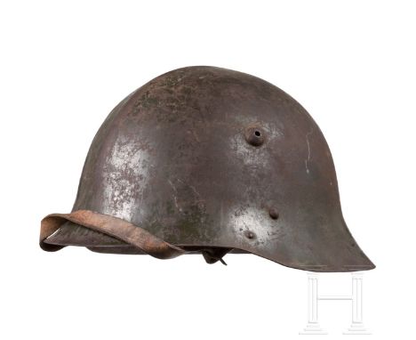 Stahlhelm M 36  Stahl, in dunklem Olivgrün lackiert (stark berieben, Rostspuren). Rechts ein Wappenschild in den Nationalfarb