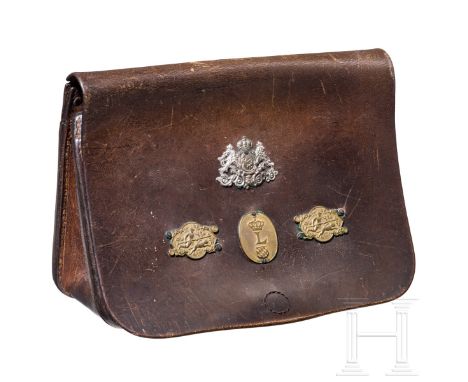 Höfische Jagdtasche aus der Regierungszeit Ludwigs II. (1864-86)  Tasche aus kräftigem braunen Leder. Auf dem Klappdeckel ver