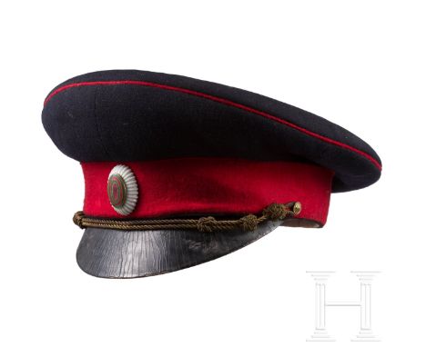 Schirmmütze für Generale des Heeres, Zweiter Weltkrieg  Deckel aus dunkelblauem Wolltuch mit rotem Vorstoß, roter Bund, Leder