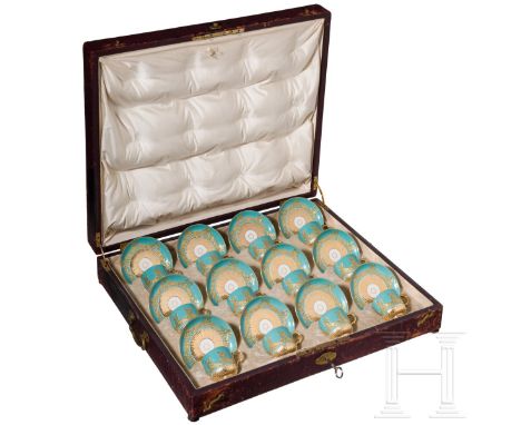 Kaiser Wilhelm II. - Geschenksatz von zwölf Mokkatassen aus KPM-Porzellan im Originalkoffer, um 1900  Porzellan mit türkisfar