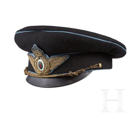 Schirmmütze für Generale der Luftwaffe, Zweiter Weltkrieg  Deckel und Bund aus dunkelblauem Wolltuch mit hellblauen Vorstößen