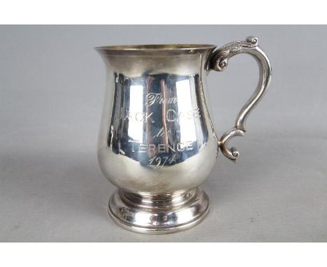 Irish silver - A sterling silver tankard, Dublin assay 1968, import marks for Sheffield 1968, 13 cm (h),  approx 344 gm - Est