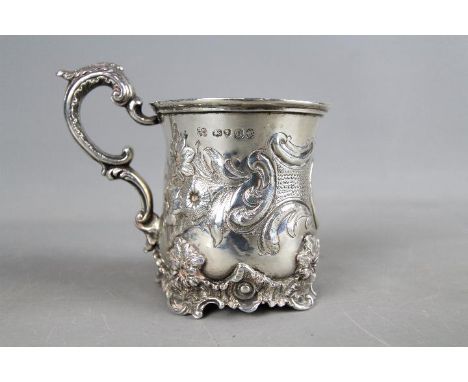 A Victorian hallmarked silver tankard with embossed foliate and floral decoration, London assay 1851, 197 gm, 10 cm (h)  - Es