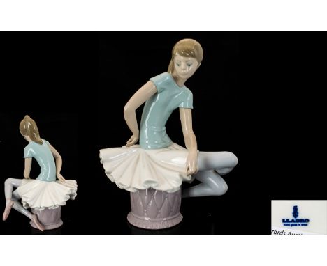 Lladro Porcelain Figure 'Julia' Model 1361.  Issued 1978-1993.  Height 9" - 22.5 cm.  First quality - mint condition.  Please