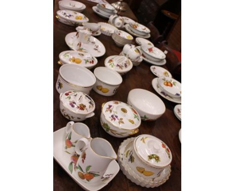 A LARGE COLLECTION OF ROYAL WORCESTER EVESHAM PATTERN TABLEWARES, a six place setting, and others