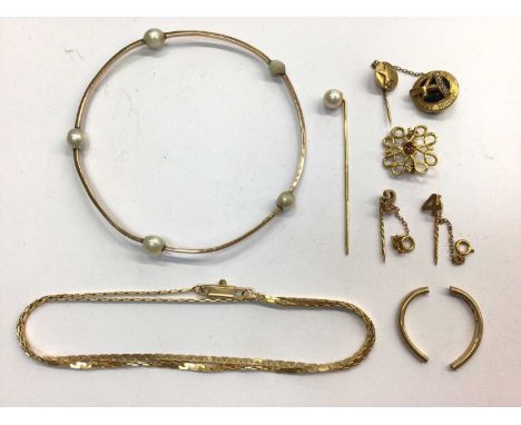 Group 9ct gold jewellery to include brooch, Avon pin, 2 and 4 stick pins, broken ring, chain, pearl stick pin and yellow meta