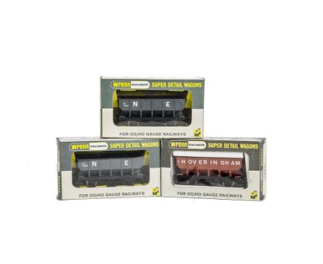 Wrenn Railways 00 Gauge Hoveringham and NE 21T Hopper Wagons, W5036 Hoveringham Wagon in red and W5079 NE Wagons, in dark gre