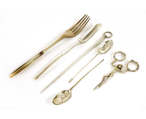 Silver items, comprising: two mote spoons, a double-ended marrow scoop and combined fork, Jester sugar nips, Chester 1901 , a