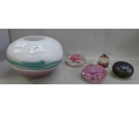 Assorted glassware including a Caithness bowl and paperweights including Bod Bertil Vallien **PLEASE NOTE THIS LOT IS NOT ELI
