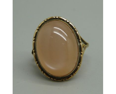 A 9ct gold, vintage pink moonstone ring, 4.8g, size L/M 