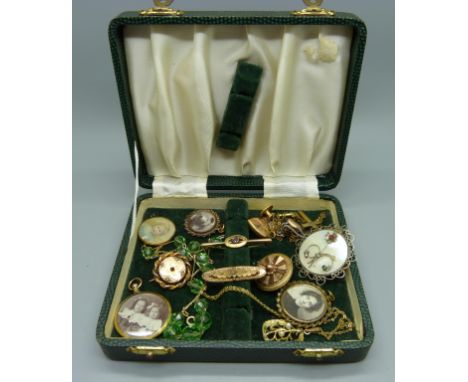 Vintage jewellery including a 9ct gold back and front locket 