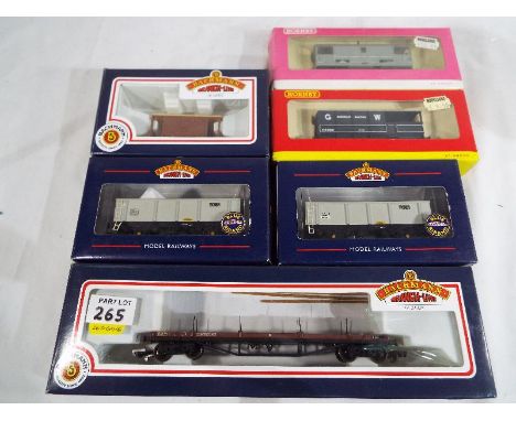 Model railways - a small quantity of boxed OO gauge rolling stock to include Bachmann Branch-Line and Hornby, excellent, boxe