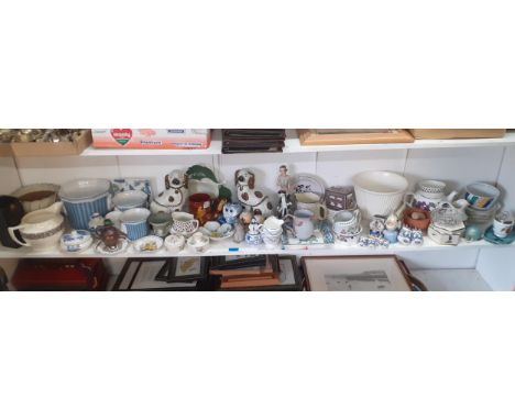 Mixed 20th century ceramics and ornaments to include Radford trinket dishes, a Wedgwood green Jasperware vase, planters, jugs