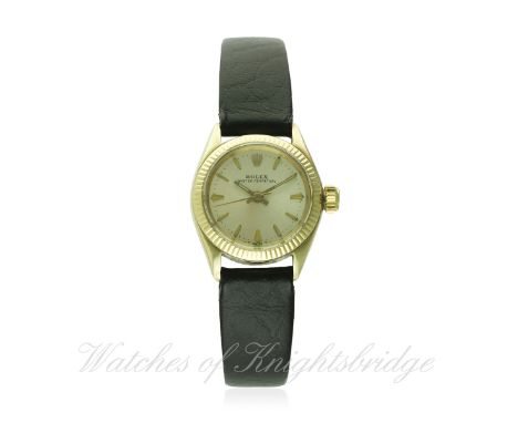 A LADIES 9CT SOLID GOLD ROLEX OYSTER PERPETUAL WRIST WATCH CIRCA 1960s, REF. 6619
D: Silver dial with gilt "dagger" batons. M