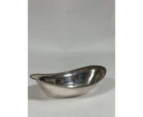 A George V silver bread basket, R. &amp; W. Sorley, Glasgow 1931, oval, with reeded rim. Length 31cm, c. 15 troy ounces