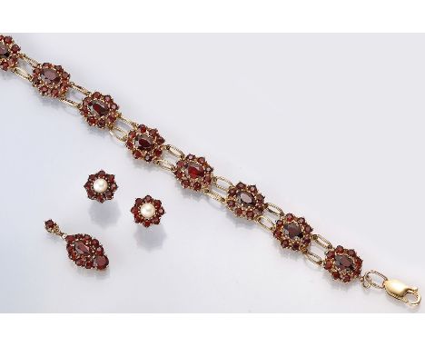 Konvolut Granatschmuck,   deutsch 1930/40er Jahre GG 375/000 und 333/000, best. aus: Armband, GG 375/000, 9 einzelne blütenfö