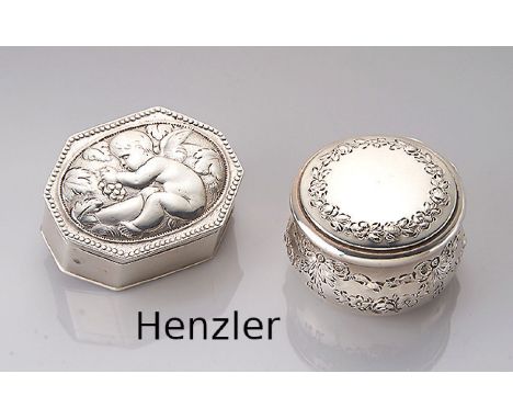 Konvolut 2 Dosen,   800er Silber, deutsch um 1900, best aus: 1x runde bauchige Form mit floralen Girlanden, D. ca. 4.5 cm, un