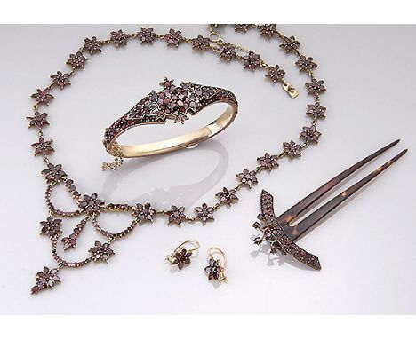 Konvolut Granatschmuck,   Metall vergoldet, um 1880-1900, best. aus: 1 Paar sternförmige Ohrhänger, 1 Haarnadel aus Bakelit m