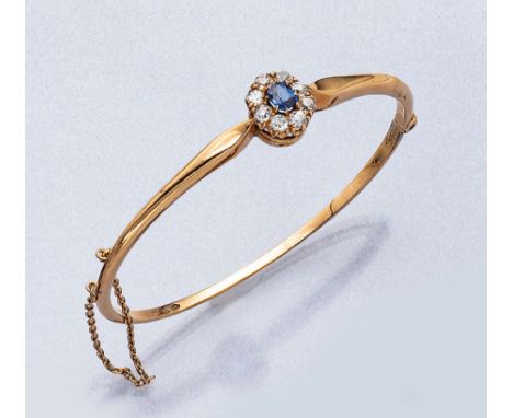 14 kt Gold Armreif mit Saphir und Diamanten,   um 1890, RG 585/000, ovalfacett. Saphir ca. 0.35 ct, 8 Altschliff-Diamanten zu