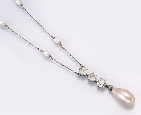 Platin Jugendstil Collier mit Naturperlen und Diamanten,   Pt gepr., um 1890-1900, feine zarte Kette, Mittelteil mit 3 Altsch