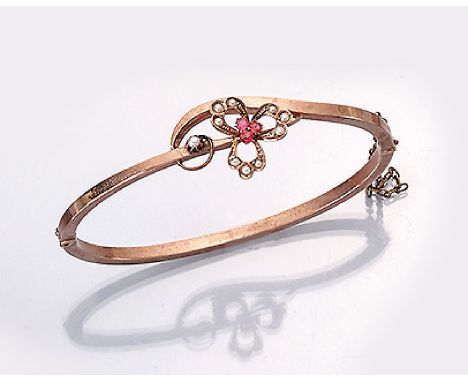 8 kt Gold Jugendstilarmreif mit Saatperlchen und roten Farbsteinen, deutsch um 1900,   RG 333/000, florales Mittelteil, Perll