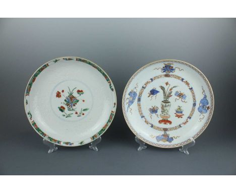 Two Chinese famille verte dishes, Qing Dynasty Kangxi period (1662-1722), the left dish pained with lotus flower sprays in th