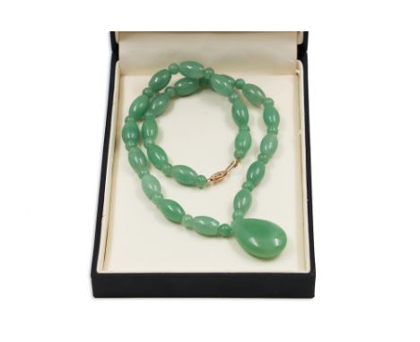 A JADE NECKLACE, with a 14ct gold clasp