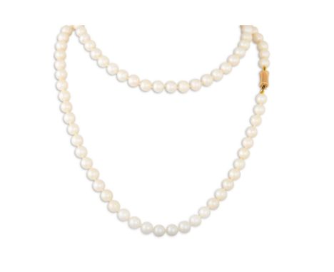 A SET OF VINTAGE CULTURED PEARLS, to a 14ct gold clasp