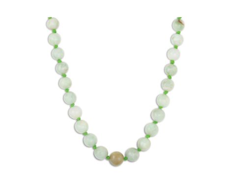 A JADE NECKLACE, beaded and knotted