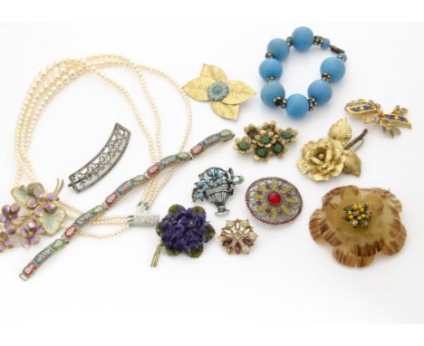 A large quantity of various early and late 20th Century costume jewels, including beads, brooches, simulated pearl necklaces 