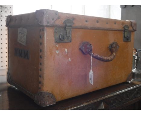 AN EARLY 20TH CENTURY TRAVELLING TRUNK with leather corners and brass fittings