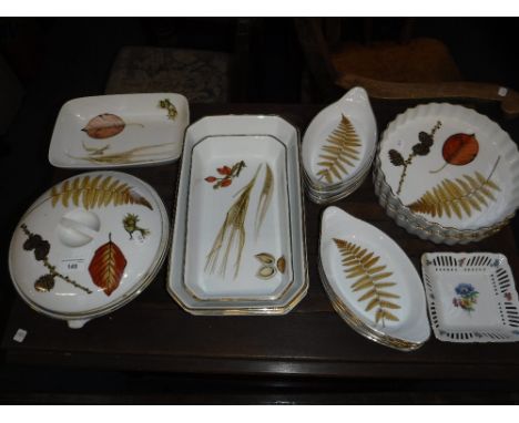 A QUANTITY OF ROYAL WORCESTER DINNERWARE of 'Wild Harvest' design 