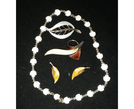 A SMALL COLLECTION OF NORWEGIAN SILVER AND ENAMEL JEWELLERY including brooches and a necklace with shell-shaped links