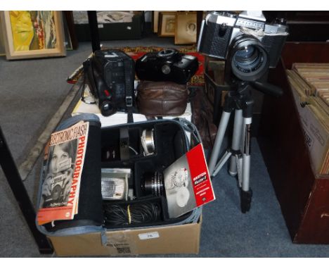 A PRAKTICA CAMERA ON TRIPOD and a collection of similar photographic equipment